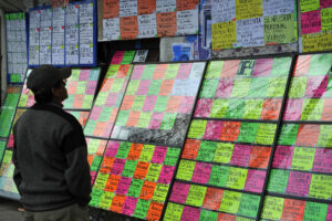 Photo OIT e12884 Homme regardant une annonce d'emploi dans une rue de Potosí, Bolivie.